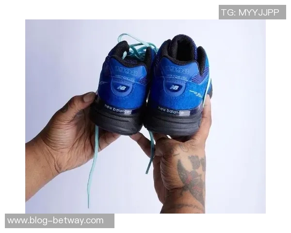 库里今日亮相穿搭JoeFreshgoods与NewBalance联名2010款球鞋引发热议